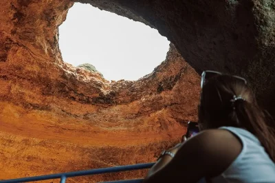Descubre las cuevas de benagil y avista delfines en un tour desde albufeira. paseo en lancha rápida, visitas a cuevas, delfines salvajes y parada para nadar.