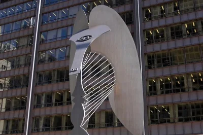 Feel chicago’s city pulse on a fast-paced walking tour. see millennium park, the chicago riverwalk, wrigley building, and more with a certified guide—admission included.