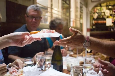 Descubra os mercados vibrantes de bologna com um guia local, prove tortellini, parmigiano e finalize com gelato. grupo pequeno, cancelamento flexível, inclui paradas para comer.