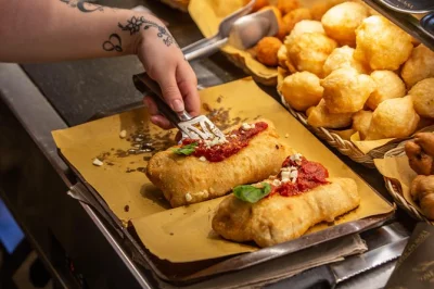 Descubra nápoles começando pelo café mais antigo do mundo na Ópera san carlo, provando pizza de verdade, doces e gelato com guia local — inclui bebidas e 8 degustações.