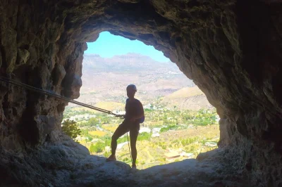 Respira l’aria vulcanica, scala antiche rocce e vola in zipline sopra i paesaggi più selvaggi di gran canaria. piccolo gruppo, guida, attrezzatura, snack e pickup opzionale.