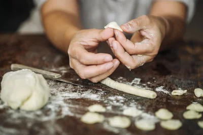 Descubra lecce na cozinha de uma casa local, aprenda a fazer orecchiette com chef, prove vinhos do salento e desfrute de um jantar caseiro. leve receitas e ferramenta de massa para casa.