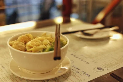 Scopri i migliori noodle e wonton nascosti nella concessione francese di shanghai. visita 3 ristoranti locali, gusta birra artigianale e sapori autentici in questo tour guidato.