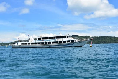 Direkte fähre von railay beach nach phuket mit hotelschuttle. einfache treffpunkte, tägliche abfahrten und kostenloser transfer zu den wichtigsten orten in phuket.