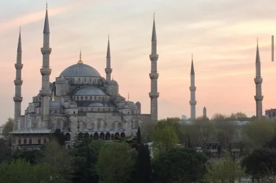 Scopri i luoghi più famosi di istanbul con un tour privato a piedi: visita hagia sophia, moschea blu, palazzo topkapi e cisterna basilica. guida locale, partenza flessibile.