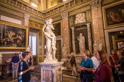 Explore a galeria borghese em roma com entrada marcada, veja de perto obras de bernini e caravaggio, passeie pelos jardins tranquilos e aproveite um tour guiado em grupo pequeno.