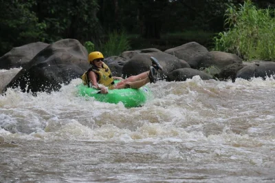 Scopri il tubing sul fiume balsa vicino a la fortuna. rapide class i-ii guidate, pausa frutta, pranzo biologico e vista sul vulcano arenal inclusi.