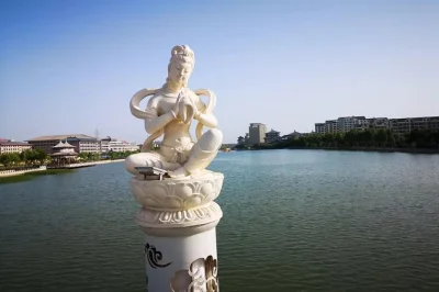 Réservez votre visite privée à dunhuang avec prise en charge à l’hôtel. découvrez les grottes de mogao, les dunes chantantes, la source de la lune en croissant et la stupa du cheval blanc. iti