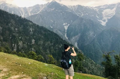 Faça uma trilha de 2 dias em triund, perto de mcleodganj, com guias locais, trilhas na floresta, nascer do sol e camping. ideal para iniciantes e amantes da natureza.
