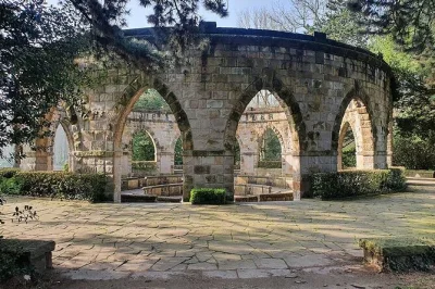 Découvrez une chasse au trésor digitale au château de wittringen à gladbeck. résolvez des énigmes, explorez le parc du château et gagnez votre badge lors de cette balade interactive en plein ai