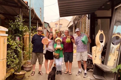 Scopri hoi an con un corso di cucina, esplora il mercato locale, visita il villaggio di tra que e assaggia il vero street food vietnamita in sole 4 ore.