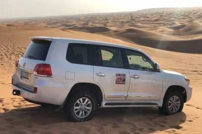 Découvrez un safari dans le désert de dubai avec dune bashing, dîner bbq, danse orientale et spectacles en direct. prise en charge à l’hôtel incluse. parfait pour les amateurs d’aventure et d