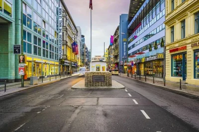 Parcourez berlin à votre rythme—porte de brandebourg, checkpoint charlie—dans une aventure escape game. résolvez des énigmes, plongez dans les récits de la guerre froide.