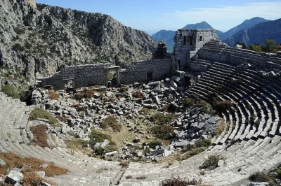 Découvrez les ruines de termessos lors d’une excursion guidée depuis antalya. randonnez sur des sentiers anciens, observez la faune et visitez la cascade de düden. entrée et transport inclus.