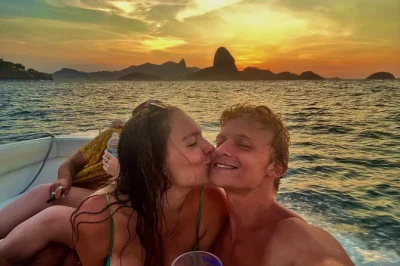 Découvrez rio de janeiro autrement avec un tour en bateau rapide au coucher du soleil. naviguez dans la baie de guanabara, admirez le pain de sucre, nagez à la plage rouge et savourez une bière fra