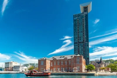 Esplora shimonoseki e il porto di moji con una guida locale. visita il mercato karato, il tunnel kanmon, siti storici e gusta deliziosi frutti di mare freschi in questo tour privato.