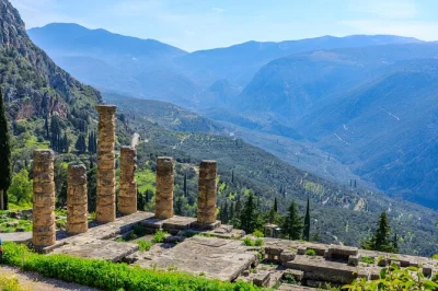 Scopri delphi con guida in spagnolo in un tour di un giorno da atene. visita il tempio di apollo, il museo archeologico e gusta un pranzo tipico greco.