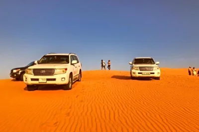 Découvrez le désert de dubaï le matin avec balade à dos de chameau, sensations fortes en 4x4 et sandboard. prise en charge à l’hôtel, guide et eau incluse.
