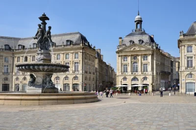 Erkunde die altstadt von bordeaux bei einer selbstgeführten rätsel-tour. löse hinweise an place de la bourse, grosse cloche & mehr. perfekt für neugierige entdecker.