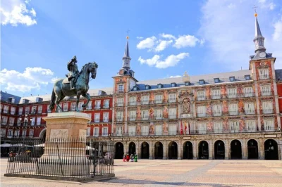 Descubre los secretos de madrid con un juego de exploración autoguiado. resuelve pistas y visita plaza mayor, mercado de san miguel y más a tu ritmo.