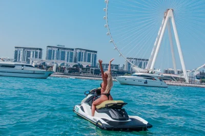 Buchen sie eine private 30-minütige jet-ski-tour in dubai. starten sie von der marina, sehen sie palm jumeirah & ain dubai und bewahren sie ihre sachen sicher auf dem boot auf. fotos inklusive.