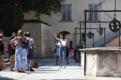 Hear the sea organ, taste maraschino liqueur, and explore zadar’s roman forum on a small-group walk with a seasoned local guide. includes tastings and city highlights.