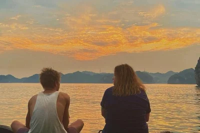 Découvrez la baie de lan ha au coucher du soleil, pagayez sur des eaux calmes, visitez l’île aux singes et profitez d’un goûter local. excursion tout compris depuis les hôtels de cat ba.