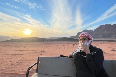 Découvrez wadi rum en jeep, dormez dans une tente bédouine privée et savourez des repas locaux. aventure d’une journée complète avec les meilleurs sites et nuit en plein désert.