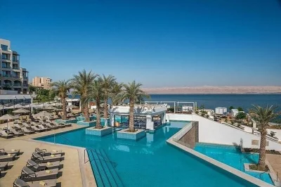 Détendez-vous à la mer morte lors d'une visite d'une journée complète depuis amman. flottez dans des eaux riches en minéraux, profitez de l'accès au resort et achetez des produits locaux à base