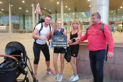 Traslado privado en minibús desde el aeropuerto de hurghada a hoteles en hurghada, makadi o sahl hasheesh. viaje cómodo, con aire acondicionado y conductor local.