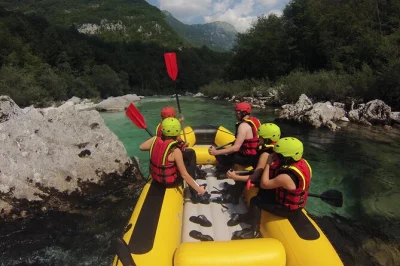 Viva o rafting no rio soča, nade em piscinas esmeralda, pule de pedras e aproveite petiscos típicos. inclui equipamento, transporte e fotos gopro. reserve já!