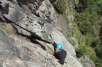Escalade à suesca, colombie, avec un guide local. matériel complet fourni. idéal pour débutants ou pour progresser. réservez votre aventure dès maintenant !