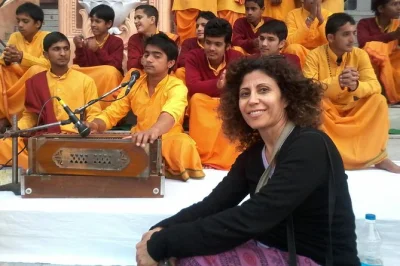 Conheça rishikesh em um tour privado a pé. visite ram jhula, ashrams, mercados e assista ao ganga aarti no parmarth niketan. reserve já.