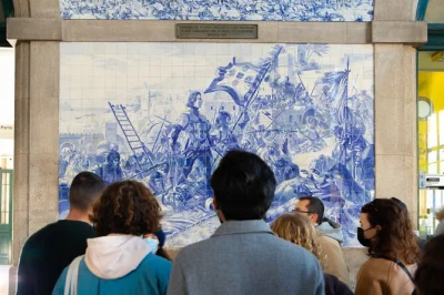 Scopri porto con un tour privato a piedi. visita la stazione di são bento, la torre dos clérigos e la cattedrale con una guida locale. vivi storie nascoste e l’anima della città.