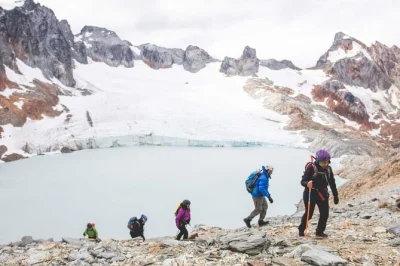 Trekking guiado de dia inteiro ao glaciar ojo del albino e lagoa esmeralda, com equipamento, almoço e transporte incluso saindo de ushuaia. explore o vale tierra mayor a pé.