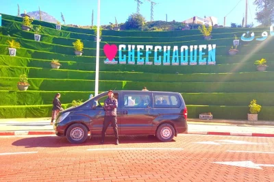 Excursión privada desde fes a chefchaouen. pasea por sus calles azules, visita plaza uta elhammam, la kasbah y artesanías locales. incluye recogida y regreso al hotel.