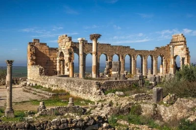 Descubre las ruinas de volubilis, moulay idriss y meknes en una excursión privada desde fez. transporte, guía local y paradas flexibles incluidas. reserva ya tu tour por marruecos.