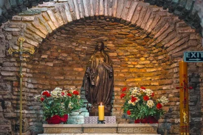 Esplora efeso, pamukkale e hierapolis in un tour di 2 giorni da istanbul. include voli, visite guidate, hotel boutique e pasti turchi.