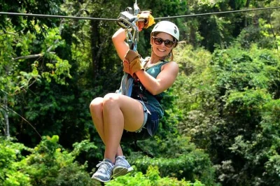 Découvrez puntarenas avec une tyrolienne en pleine canopée et une balade en bateau pour voir les crocodiles du fleuve tarcoles. excursion idéale pour les croisiéristes au costa rica.