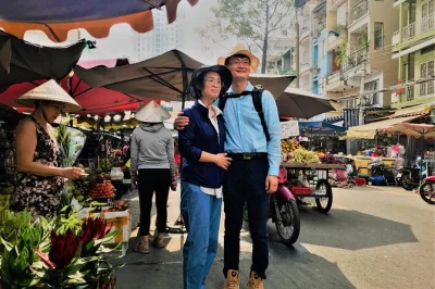 Descubra os mercados secretos de saigon de moto com guias locais. visite mercados flutuantes, de flores e de antiguidades além do distrito 1. transporte do hotel incluído.