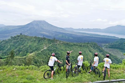 Radeln sie von kintamani vorbei am mount batur, balinesischen dörfern, tempeln und reisfeldern. geführte tour mit transfers, mittagessen und lokalen einblicken. buchen sie ihre bali-radtour.