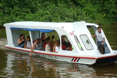 Entdecke die tortuguero kanäle per boot, besuche bananen- und kakaoplantagen und erlebe die kultur von puerto limón bei diesem ausflug. jetzt costa rica abenteuer buchen.