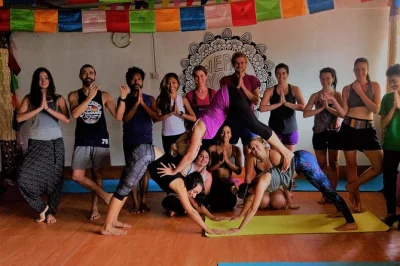 Vivi un ritiro yoga di 21 giorni a kathmandu, nepal. yoga quotidiano, meditazione, terapia detox e pasti completi con vista sulle montagne. prenota ora il tuo posto.