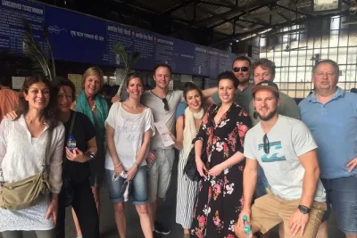 Découvrez mumbai de nuit : gateway of india, marine drive, plage de chowpatty, avec dîner et transport privé inclus.