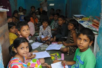 Découvrez dharavi à mumbai avec une visite guidée, prise en charge à l’hôtel, conseils locaux et rafraîchissements inclus. plongez dans la vie vibrante du bidonville. réservez vite.