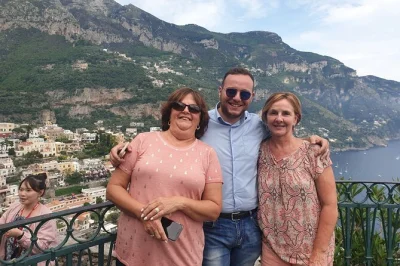 Prenota un trasferimento privato di lusso da napoli a sorrento. goditi comfort, autista che parla inglese, wifi e consigli locali lungo il percorso panoramico.