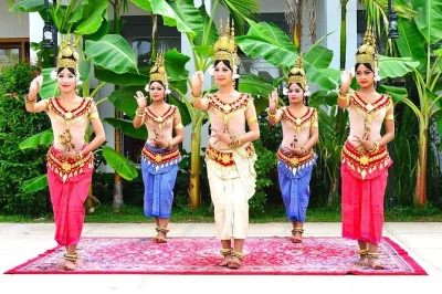 Scopri la danza apsara autentica con cena khmer e trasferimenti in tuk-tuk a siem reap. prenota una serata culturale per assaporare davvero il cuore della cambogia.