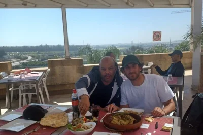 Explore casablanca em um tour privado. visite a mesquita hassan ii, o bairro habous, o mercado central e muito mais. guia local, transporte e água inclusos.