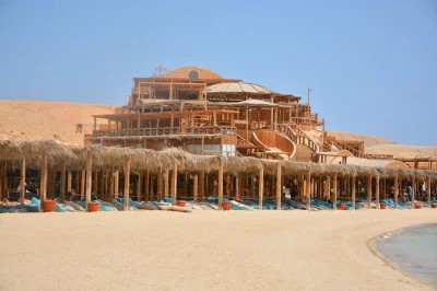 Explora orange bay en hurghada: snorkel en arrecifes de coral, relájate en playas de arena blanca y disfruta un almuerzo fresco en el barco. incluye equipo, traslados y bebidas.