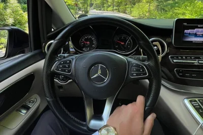 Prenota un trasferimento privato di lusso da napoli a positano. goditi comfort, autista che parla inglese, wifi e consigli locali durante il viaggio.